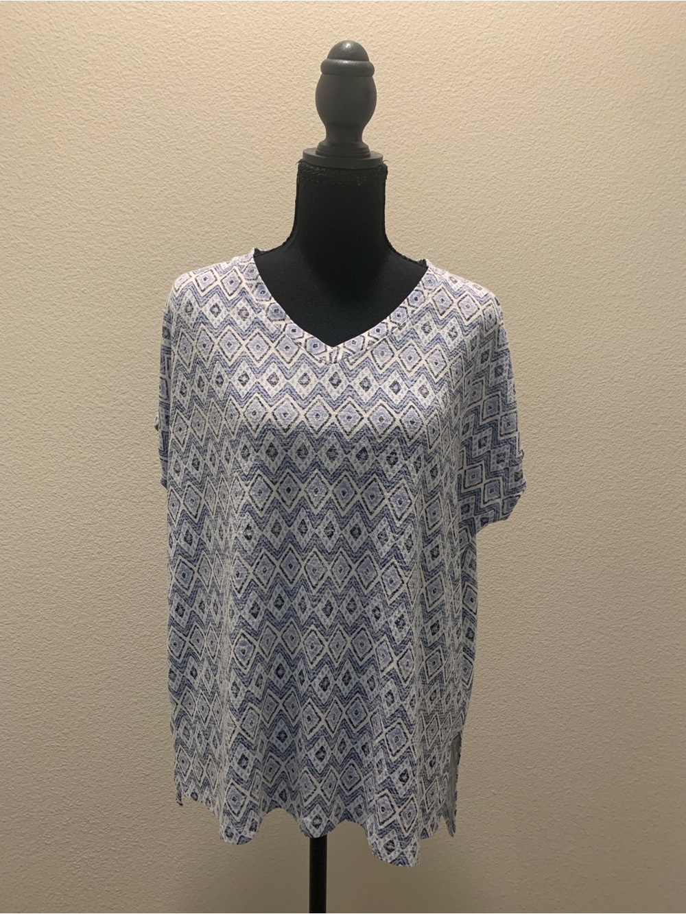 Orvis White and Blue Geometric V-Neck Top (Size L)